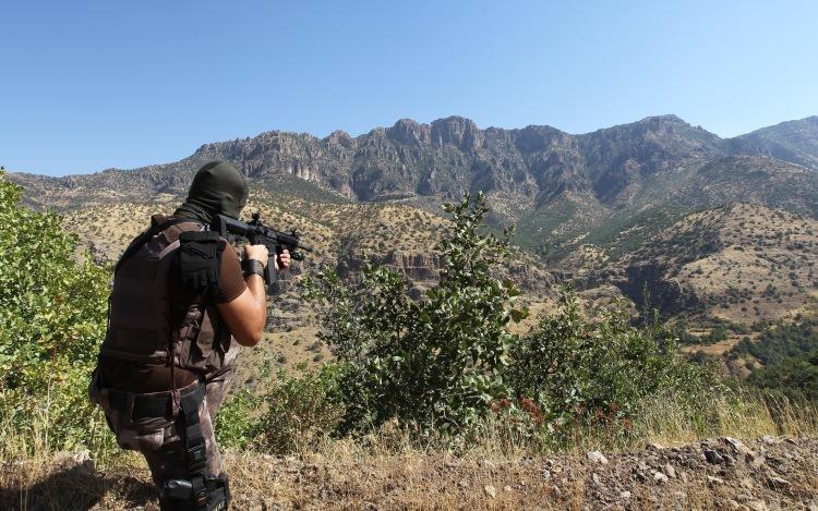 <p>Özel harekat polisleri, ailelerini geri planda tutarak ve "önce vatan" diyerek vatanın bölünmez bütünlüğü için 7 gün 24 saat ilçenin hakim tepelerine kurulan kartal yuvasını andıran üs bölgelerinde nöbet tutuyor. </p>
