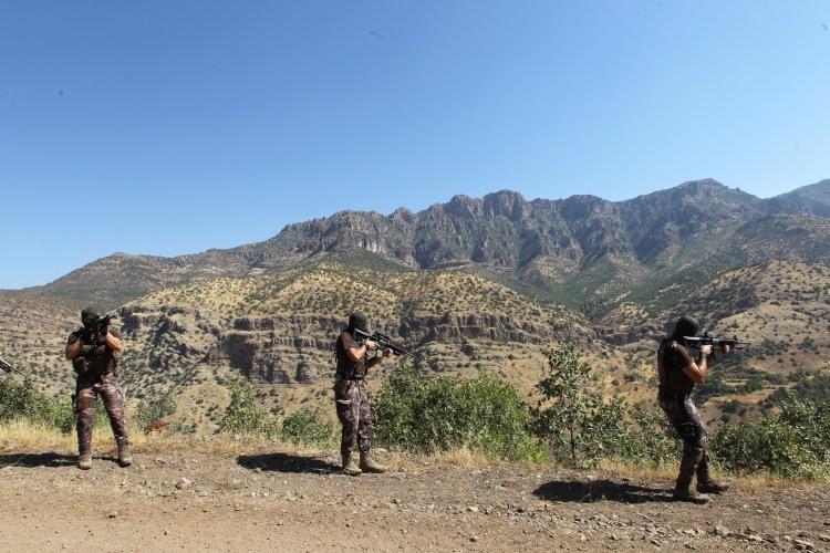 <p>Irak sınırında görevli bir özel harekat polisi, AA muhabirine, aziz ve mübarek vatanının bölünmez bütünlüğü, milletin huzur ve güvenliği için görev başında olduklarını söyledi. Terörle mücadele operasyonlarına aralıksız devam ettiklerini anlatan polis memuru, şöyle konuştu:</p>
