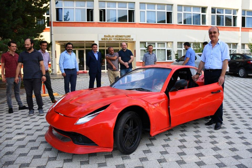 <p>Yüzde 95'i yerli üretim olan otomobilin yaklaşık 130 bin liraya mal olduğunu belirten Kalkışım, TOMARA'nın yazılımları, donanımları ve mekaniği dahil her şeyin üniversitede yapıldığının altını çizdi.</p>

<p>Kalkışım, TOMARA'nın elektrikli ve otonom olmasının Türkiye açısından önemli olduğuna dikkati çekerek, şunları kaydetti:</p>
