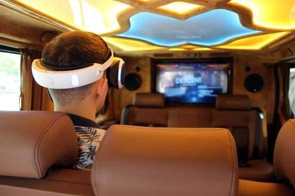 <p>Flip Nuri Özen, "Müşterilerimize evlerindeki rahatlığı taksimiz de veriyoruz. Müşterimiz yorgunsa kaliteli ve deri koltuklarımız da rahatça uyuyabiliyor. LED ışık sistemini ayarlayıp kitap okuyabiliyor" dedi.</p>