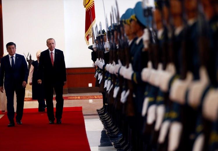 <p>Tören kıtasını denetleyen Erdoğan ve Ceenbekov daha sonra heyetlerini birbirine takdim etti. Başkan Erdoğan, tören kıtasını "Salam Asker" diyerek selamladı.</p>