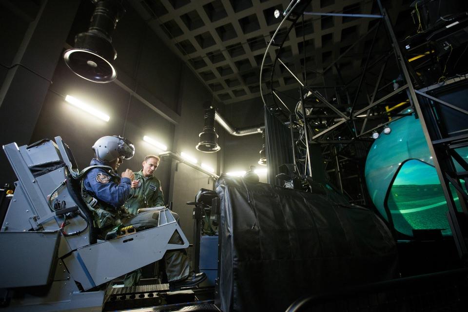 <p><strong>Hava harekatı eğitimleri</strong></p>

<p>F-16 simülatör sistemlerinin mevcut kabiliyetleriyle savaş pilotları, 360 derecelik görüşe sahip DOME sistemi, hareketli koltuklar ve G sistemiyle gerçek uçuş hissi yaşayarak tam teçhizatlı uçuş gerçekleştirebiliyor. </p>
