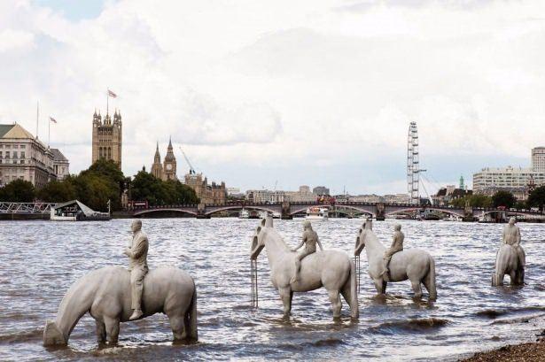 <p>Londra'da yapılan bu heykel görenleri şaşırtıyor. Heykel'in özelliklerinden birisi de iklim değişikliğine ayak uydurması.</p>
