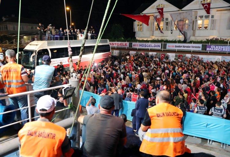 <p>Erdoğan ve beraberindekiler daha sonra bir balıkçı teknesine bindi. Burada kaptan köşküne çıkan Erdoğan, sonrasında tekneden inerek vatandaşlara balık dağıttı.</p>

<p> </p>

