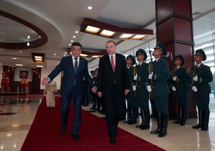 <p>Üç günlük ziyaretinin ilk günündeki temasları kapsamında Devlet Konukevi'nde Kırgızistan Cumhurbaşkanı Ceenbekov ile baş başa görüşecek olan Cumhurbaşkanı Erdoğan, Yüksek Düzeyli Stratejik İşbirliği Konseyi'nin (YDSK) Toplantısı'na iştirak edecek.</p>