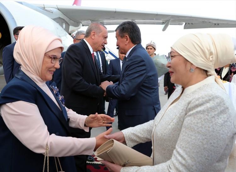 <p>Erdoğan, Bişkek Manas Uluslararası Havalimanı'nda Kırgızistan Cumhurbaşkanı Sooronbay Ceenbekov tarafından resmi törenle karşılandı.</p>