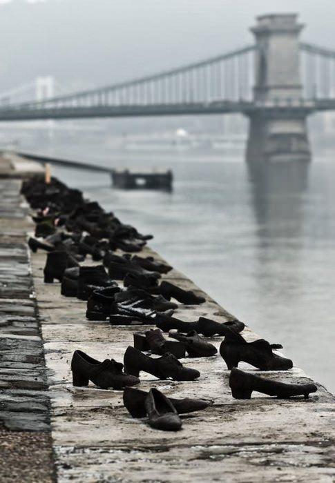 <p>Tuna Kıyısındaki Ayakkabılar ( Shoes On The Danube Bank ) – Budapeşte</p>

<p> </p>
