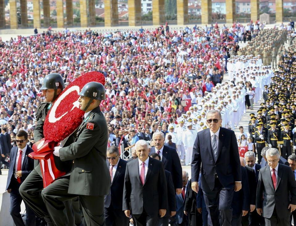 <p>30 Ağustos Zafer Bayramı törenine Başkan Erdoğan, TBMM Başkanı Binali Yıldırım, parti liderleri ve devlet erkanı katıldı.</p>
<p> </p>