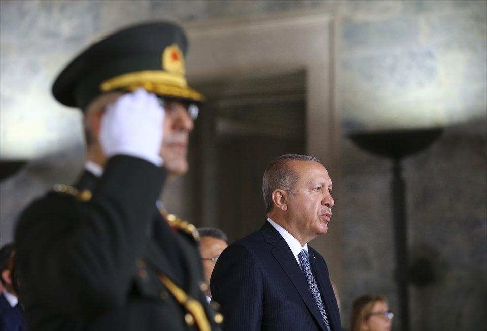 <p><strong>ASLANLI YOL'DA YÜRÜDÜLER</strong><br />
<br />
Başkan Recep Tayyip Erdoğan ve devlet erkânı 30 Ağustos Zafer Bayramı dolayısıyla Anıtkabir'i ziyaret etti. Başkan Erdoğan, Cumhurbaşkanı Yardımcısı Fuat Oktay, TBMM Başkanı Binali Yıldırım, kabine üyeleri, CHP Genel Başkanı Kemal Kılıçdaroğlu, MHP Genel Başkanı Devlet Bahçeli, İYİ Parti Genel Başkanı Meral Akşener ve siyaset dünyasından çok sayıda isim Aslanlı Yol'dan yürüyerek Anıtkabir'e geldi.</p>