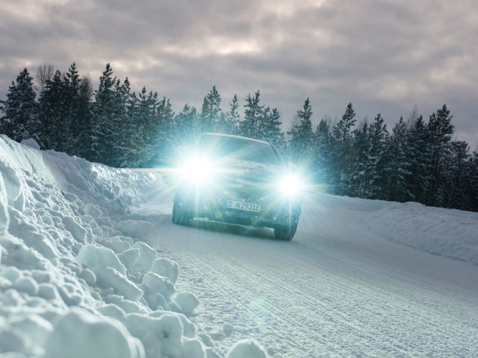 <p>Merakla beklenen modellerden biri olan EQC SUV 2019 yılında piyasada olacak. 500 kilometrelik bir menzile sahip olacak otomobil 0-100 km'ye ise 5 saniyenin altına çıkma vaddi sunuyor.</p>

<p> </p>

<ul>
</ul>

<ul>
</ul>
