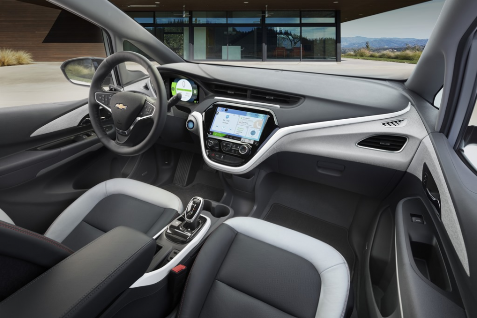 <p>Yenilikler ise performanstan ziyade tasarım odaklı. 3 farklı renk seçeneği sunulacak Chevy Bolt'ta direksiyon ısıtmalı olacak ve ön taraftaki yolcular için bir güneş vizörü de var.</p>
<p> </p>
