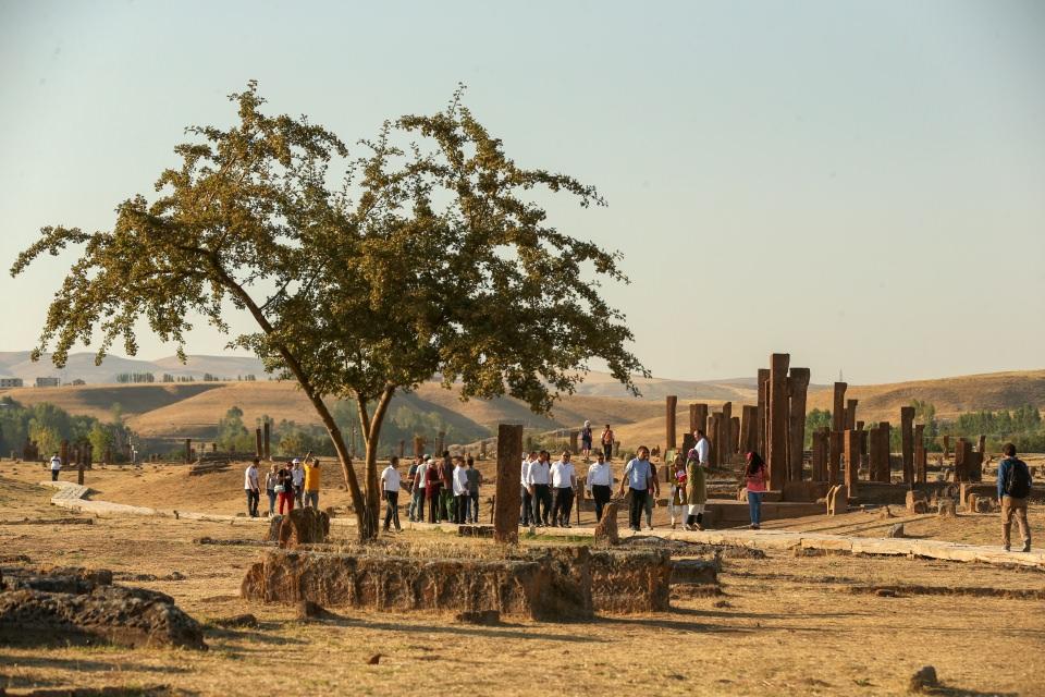 <p><strong> "Herkese Ahlat'ı ziyaret etmeyi öneriyorum"</strong></p>

<p>Malazgirt Zaferi etkinlikleri için Ahlat'a gelen Uludağ Üniversitesi Öğretim Üyesi Sevgi Yüksel Uzunöz, 3 gün süren programın ardından en önemli kültür miraslarından biri olan Selçuklu Meydan Mezarlığı'nı görme imkanı bulduğunu söyledi. </p>
