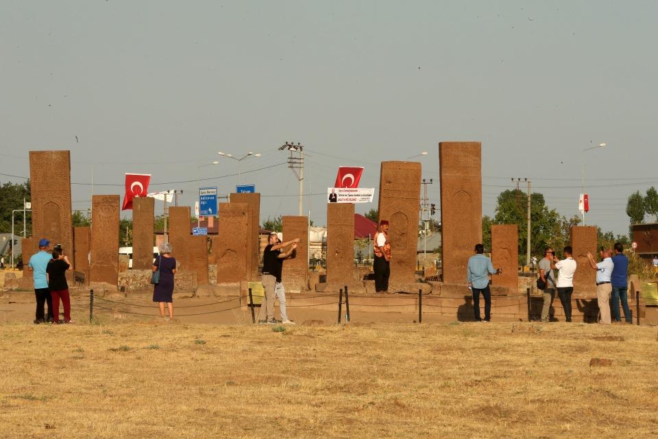 <p>Bölgedeki tarih karşısında duygulanmamanın mümkün olmadığını aktaran Demir, "Burada çok güzel atmosfer oluştu. İnsanların buralara gelerek tarihini bilmesi çok önemli. Türkiye'nin birçok yerinden insanlar buraya geldi. Onlarla konuştuğumuzda buradaki insanların kendilerine sıcak davrandığını, evlerine davet ettiğini söyledi. Bu çok güzel bir şey." dedi.</p>
