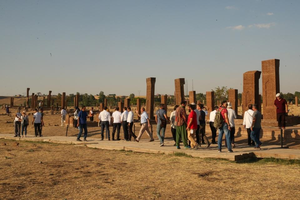 <p>Türkiye'nin dört bir köşesinden Muş'un Malazgirt ve Bitlis'in Ahlat ilçesine gelenler, dönüş yolculuğunda İslam tarihinin en önemli miraslarından biri olan Selçuklu Meydan Mezarlığı'nı ziyaret etti. </p>

<p> </p>
