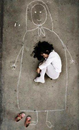 <p>Ailesi öldüğü için tebeşirle kendisine bir anne çizip üzerinde uyuyan Iraklı çocuğun fotoğrafını hepiniz görmüşsünüzdür. </p>

<p> </p>

