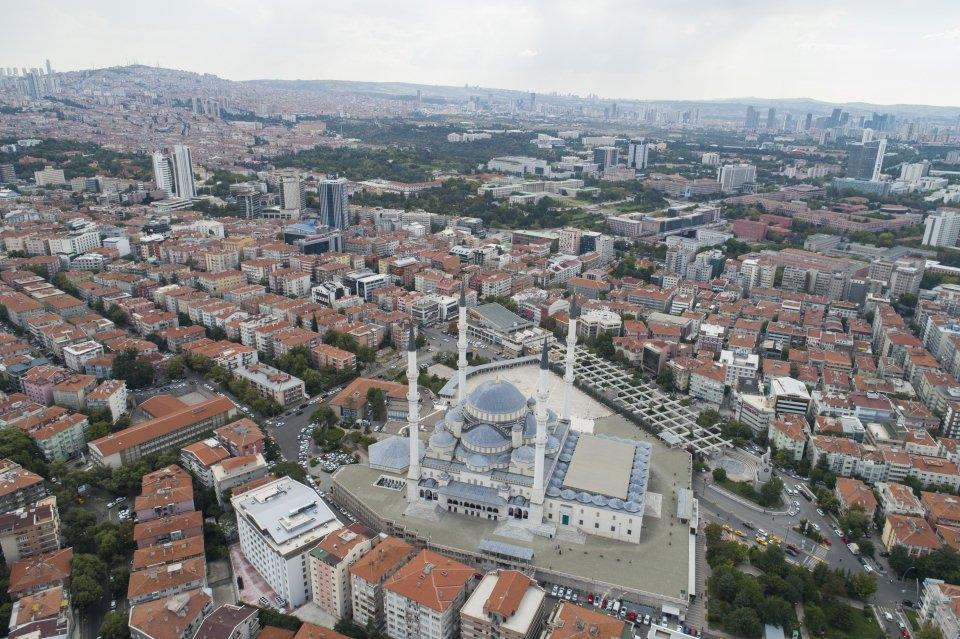 <p>Bu kapsamda, "kabuk çatı" sistemiyle yapılacak cami ve külliyeyi oluşturacak diğer bölümlerin tatbikat projeleri üzerinde çalışmalar sürdürüldü. Mimaride "kabuk çatı" sistemi, yeni ve denenmemiş bir sistem olması nedeniyle tatbikinin uygun olmadığı raporlarla belirtilerek projeden vazgeçildi.</p>
