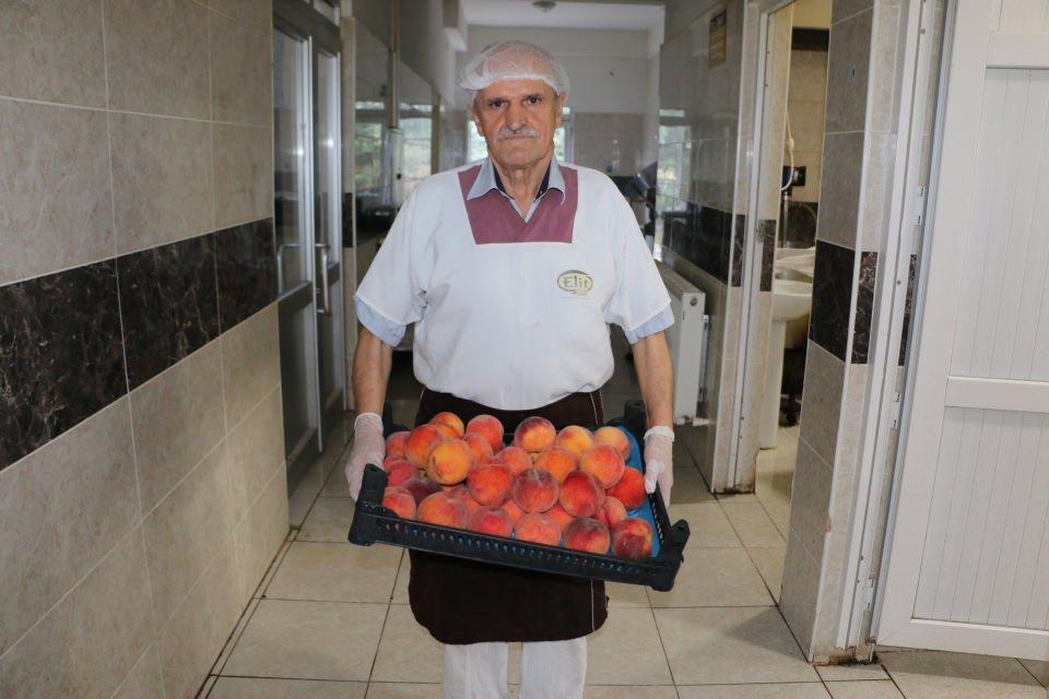 <p>Dondurma ustası babası Recep Yenidoğan ile 1958 yılında Makedonya'nın &Uuml;sk&uuml;p şehrinden K&uuml;tahya'ya gelen İlyas Yenidoğan, Romanya'nın K&ouml;stence şehrinde dondurmacılık yapan dedesi K&ouml;stenceli Davut ustadan kalan mesleğini, Mehmet Akif Ersoy Mahallesi'ndeki&nbsp;ailesine ait imalathanede s&uuml;rd&uuml;r&uuml;yor.</p>
