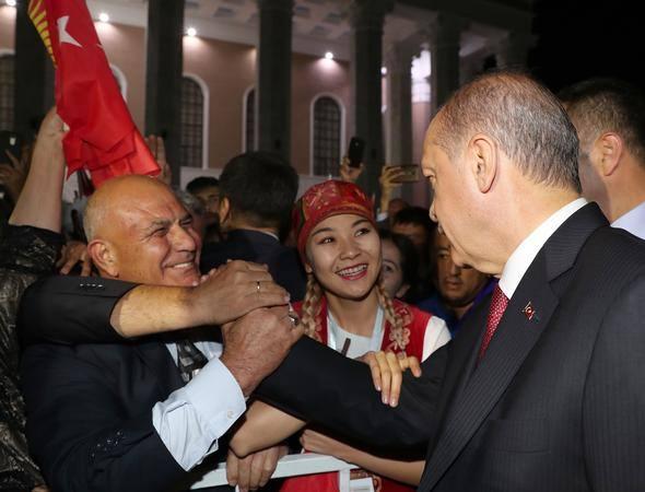 <p>Ayrıca Cumhurbaşkanı Erdoğan'ın makam otomobilinde, Fenerbahçe-Kayserispor maçını takip ettiği de görüldü.</p>
<p> </p>