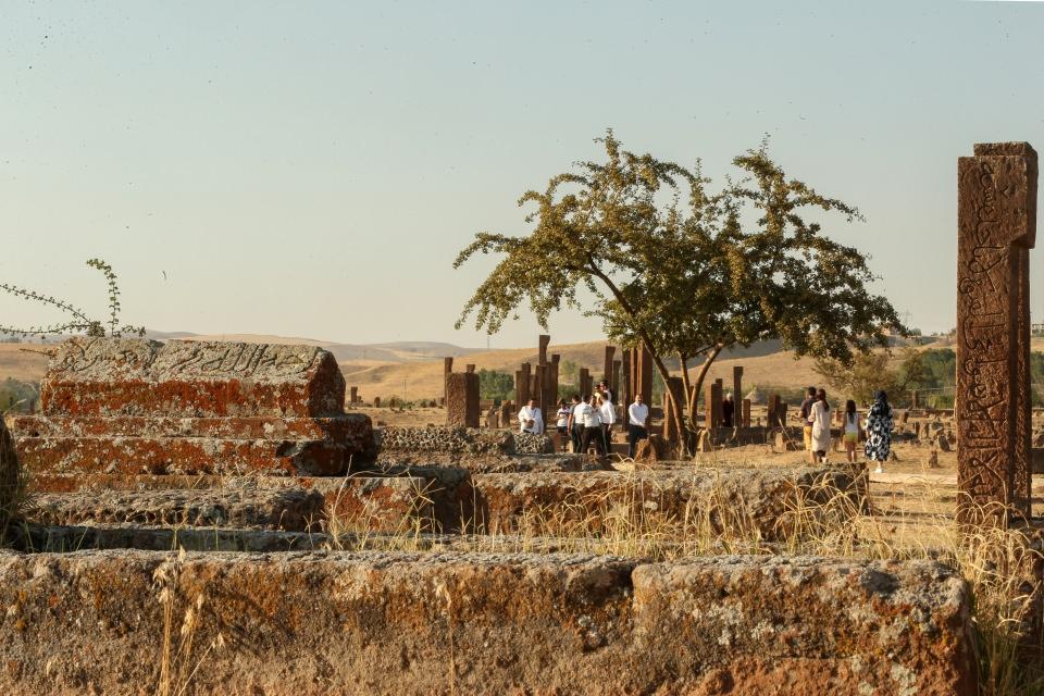 <p><strong>Tarihe tanıklık etmenin kendisine duygulu anlar yaşattığını aktaran Uzunöz, şöyle konuştu:</strong></p>

<p>"Yabancılar bizden daha çok gelip buraları ziyaret ediyor. Buranın bütün Türk vatandaşları tarafından ziyaret edilmesi gerekiyor. Herkesin bu taşlara dokunarak bu atmosferi yaşamasını öneriyorum. Burada bulunmaktan dolayı mutluluk duyuyorum. Lise okurken burası hakkında bilgi sahibi olmuştum. O zaman görmek istemiştim kısmet bu yılmış. İyi ki gelmişim. Gelmeyenlere şiddetle öneriyorum. Bu dokulu atmosferi yaşasınlar." </p>
