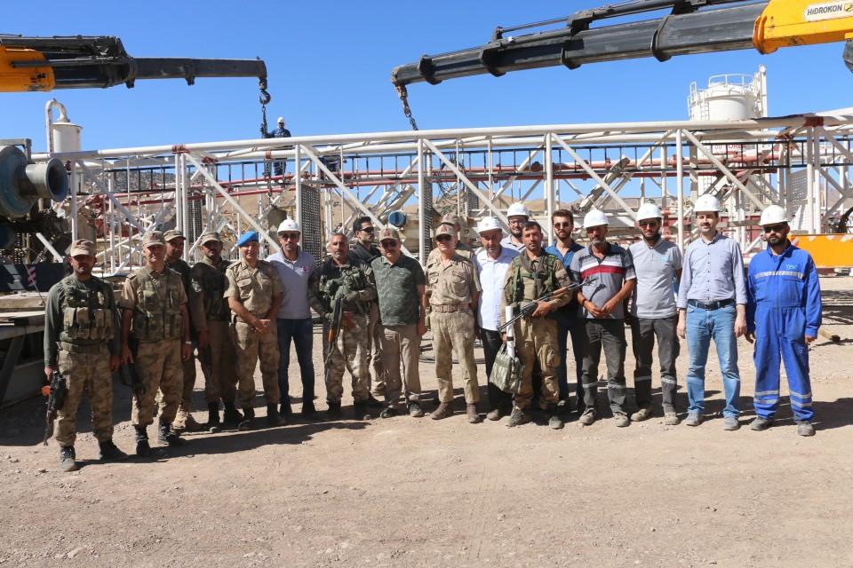 <p>10 yıldır Türkiye Petrolleri'nin burayla ilgili projesi vardı ancak güvenlik gerekçesiyle bir türlü başlanamayan bir projeydi. Son yıllarda askerimizin devletimizin yaptığı operasyonlarla beli kırılan terör örgütünden boşalan yerlerde şuanda petrol arama çalışmaları sürüyor. İnşallah 2 aylık bir çalışma sonucunda petrolü bulacağız. Çalışma sürüyor kule dikilmeye başlandı" dedi. </p>