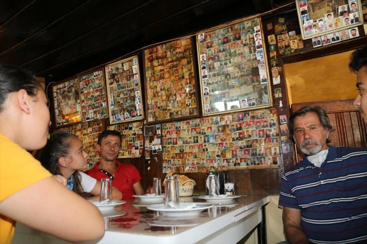 <p>Yeşil'in, Ulubey il&ccedil;esinin Sayacabaşı mevkisinde &ccedil;ocuklarıyla işlettiği lokantanın duvarlarında asılan yaklaşık 6 bin m&uuml;şteriye ait fotoğraf ilgi &ccedil;ekiyor.</p>

<p>&nbsp;</p>
