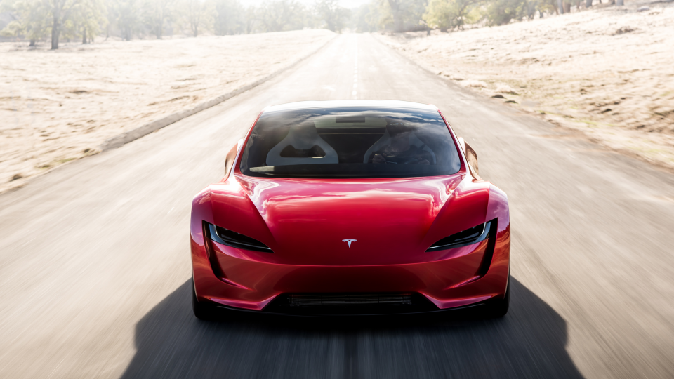 <p>Tesla Roadster'in başlangıç versiyonu 0-100 km'ye 1.9 saniyede çıkabilecek ve saatte 400 kilometre maksimum hıza sahip. Üstelik tek şarjla 1000 kilometre menzil vadediliyor. Biraz fazla ödeme yapmayı göze alanlar performansı daha da geliştirecek 10 adet SpaceX roket itici de alabilir. </p>
<p> </p>
