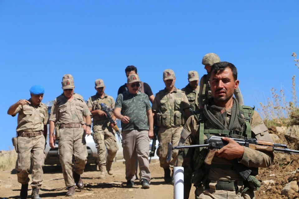 <p>Daha önce terör örgütü PKK'nın sözde mahkeme salonu kurup yargılama yaptığı, kanlı terör eylemlerde bulunduğu 2 bin 400 rakımlı Pervari ilçesi ile Van arasında bulunan Herekol'un doğusundaki Yazlıca ve Körkandil dağları terörden temizlenince Türkiye Petrolleri (TPAO) ilk sondaj çalışmalarına başlandı. </p>