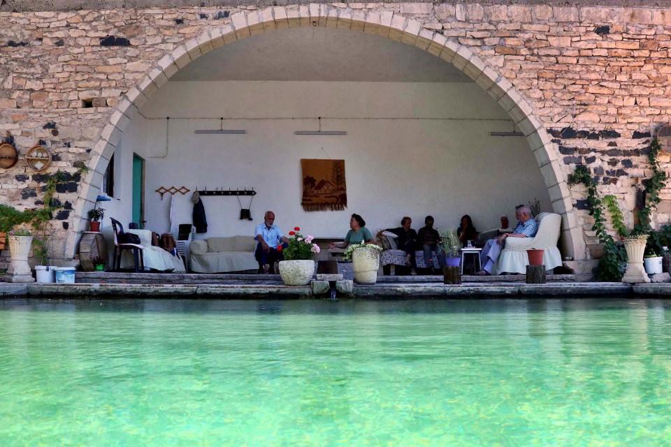 <p>Merkeze bağlı Altunkuşak k&ouml;y&uuml;nde bulunan, Diyarbakır K&uuml;lt&uuml;r Varlıklarını Koruma B&ouml;lge Kurulu tarafından korunması gerekli taşınmaz k&uuml;lt&uuml;r varlığı olarak tescillenen konağın son sakinleri, farklı d&ouml;nemlere ait &ccedil;anak-&ccedil;&ouml;mlek ve k&uuml;pler, saklama kapları ve silolar, taş oyma eşyası, gaz lambaları, sandıklar, karyola, ocaklar, ş&ouml;mineler gibi &ccedil;eşitli ev eşyalarını g&uuml;nl&uuml;k yaşamda kullanarak hem muhafaza ediyor hem de tarihle i&ccedil; i&ccedil;e yaşıyor.</p>

<p>&nbsp;</p>
