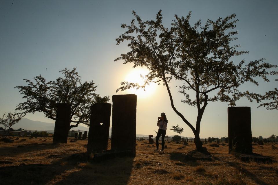 <p>Cumhurbaşkanımız olmasa bu kırılmazdı. Onun sayesinde Ahlat'ın değeri bilinmeye başladı. Birliğe, beraberliği en çok önem veren Cumhurbaşkanımız."</p>
