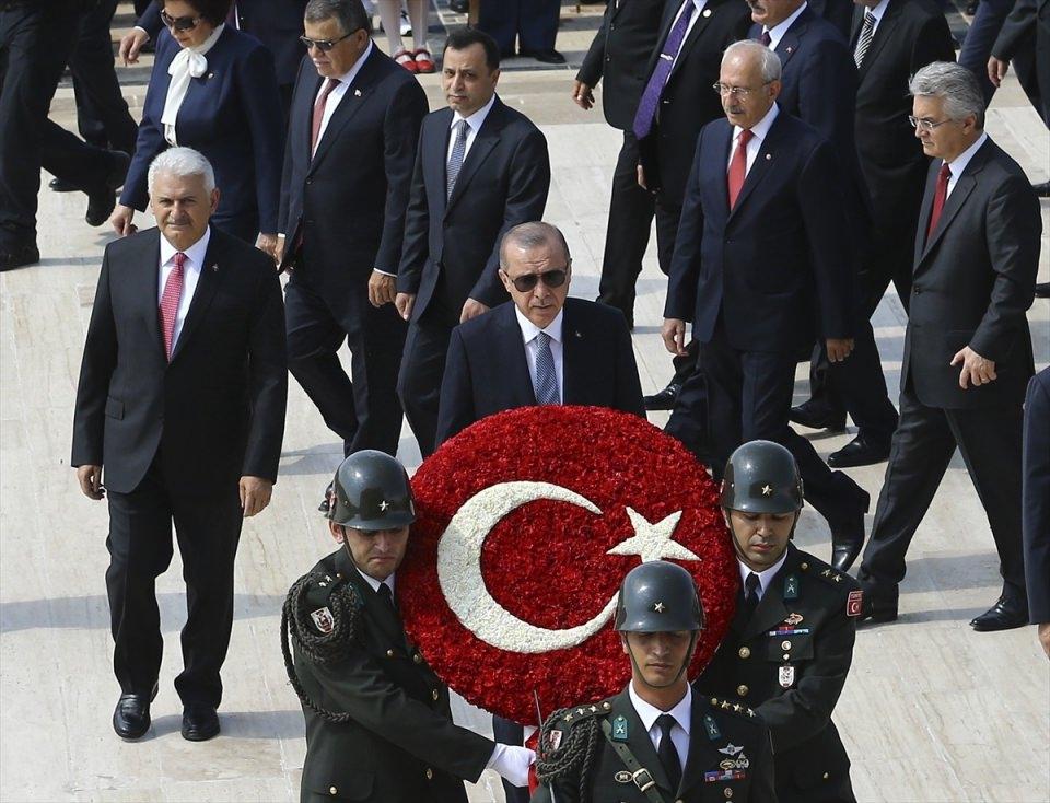 <p><em><strong>Erdoğan, Anıtkabir Özel Defteri'ne şunları yazdı:</strong></em></p>

<p><strong>"BU ZAFER ŞANLI TARİHİMİZİN ALTIN HALKALARINDAN BİRİ"</strong><br />
<br />
"Bugün millet olarak bağımsızlığımızın müjdesi olan Büyük Zafer'in 96’ncı yıl dönümünü büyük bir gururla idrak ediyoruz. Tüm yokluk, yoksulluk ve imkansızlıklara rağmen Kurtuluş Savaşımızın Başkomutanı'nın liderliğinde sürdürülen destansı bir mücadelenin meyvesi olan bu zafer, şanlı tarihimizin altın halkalarından biridir.</p>
