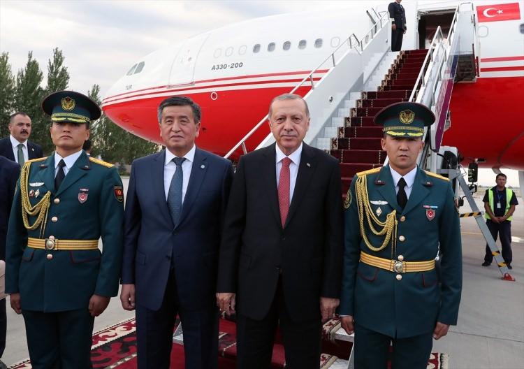 <p>Cumhurbaşkanı Recep Tayyip Erdoğan resmi ziyarette bulunmak ve Türk Konseyi 6. Zirvesi’ne katılmak üzere geldiği Kırgızistan’ın başkenti Bişkek’te Kırgızistan Cumhurbaşkanı Sooronbay Ceenbeko tarafından resmi törenle karşılandı</p>