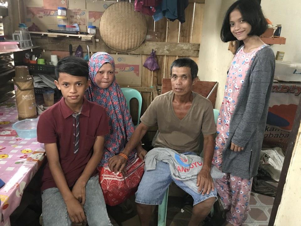 <p>Saldırılar dolayısıyla apar topar terk etmek zorunda kaldıkları evlerinde her şeyini geride bırakarak ka&ccedil;an M&uuml;sl&uuml;man aileler, g&uuml;nler s&uuml;ren zorlu y&uuml;r&uuml;y&uuml;ş&uuml;n ardından Sagunsuma b&ouml;lgesinde Filipinler ve Kore ile insani yardım kuruluşlarının desteğiyle kurulan 7 kampta yaşam m&uuml;cadelesi veriyor.</p>

<p>&nbsp;</p>
