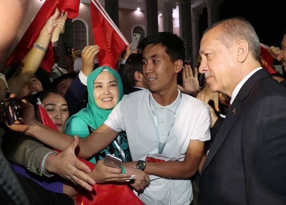 <p>Erdoğan, eşi Emine Erdoğan ile Devlet Konukevi'nde Kırgızistan Cumhurbaşkanı Sooronbay Ceenbekov'un onuruna verdiği yemeğe katıldı. Buradan konakladığı otele dönen Cumhurbaşkanı Erdoğan'ı, otelin önünde bekleyen Türk ve Kırgızlar sevgi gösterisiyle karşıladı.</p>

<p> </p>
