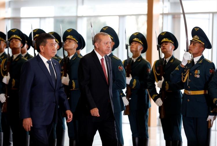 <p>Erdoğan ile eşi Emine Erdoğan, Dışişleri Bakanı Mevlüt Çavuşoğlu, Milli Savunma Bakanı Hulusi Akar, Aile, Çalışma ve Sosyal Hizmetler Bakanı Zehra Zümrüt Selçuk, Gençlik ve Spor Bakanı Mehmet Muharrem Kasapoğlu, Ticaret Bakanı Ruhsar Pekcan, Ulaştırma ve Altyapı Bakanı Cahit Turhan, MİT Başkanı Hakan Fidan, Cumhurbaşkanlığı Sözcüsü İbrahim Kalın ve AK Parti Genel Başkan Yardımcısı Cevdet Yılmaz da Bişkek'e geldi.</p>
