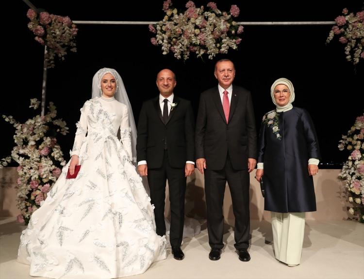 <p> Başkan Recep Tayyip Erdoğan ve eşi Emine Erdoğan, AK Parti Ankara Milletvekili Ali İhsan Arslan ile Kübra Saruhan'ın nikah törenine katıldı.</p>

<p> </p>
