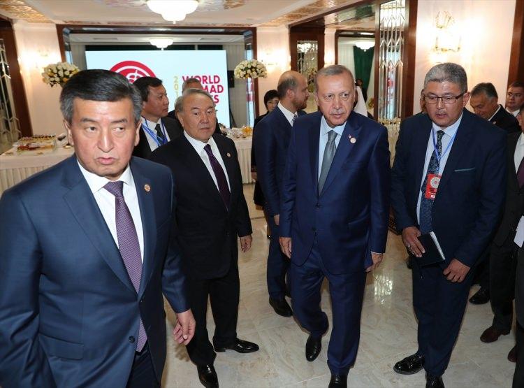 <p>Cumhurbaşkanı Recep Tayyip Erdoğan, Kırgızistan’a düzenlediği resmi ziyaret kapsamında, Kırgızistan Cumhurbaşkanı Sooronbay Ceenbekov ile birlikte Kırgızistan’ın Çolpon kentinde Göçebe Oyunları’nın açılış törenine katıldı. </p>
