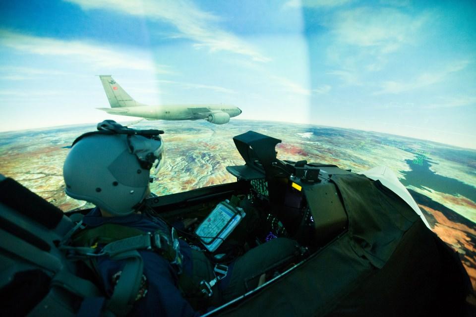 <p>AA muhabirinin edindiği bilgiye göre, savaş pilotlarının eğitim seviyelerini uçuş emniyetinden taviz vermeden, pilot ve uçak kaybı yaşamadan en üst seviyeye çıkarmak için Hava Kuvvetleri Komutanlığında uçuş simülatörleriyle yoğun eğitim veriliyor.</p>

<p> </p>
