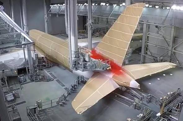 <p>Aralıksız 17 saat u&ccedil;acak olan dev par&ccedil;anın son şeklini aldığı o anlar...</p>

<p>D&uuml;nyanın en b&uuml;y&uuml;k u&ccedil;aklarından biri... Binlerce kilometre mesafeyi kat etmek i&ccedil;in 17 saatlik u&ccedil;uşa başlamadan &ouml;nce son şeklini alıyor!</p>
