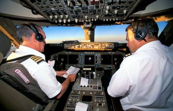 <p>İki pilot u&ccedil;uş sırasında asla aynı yemeği yemez. Biri zehirlenirse diğerinin sağlığı a&ccedil;ısından risk almamak i&ccedil;in bu uygulamaya gidiliyor. S&ouml;zgelimi bir pilot tavuk yediğinde diğeri k&ouml;fte yer.</p>
