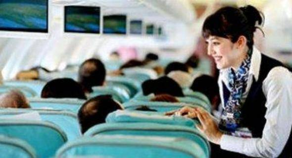 <p>Hostesler yemek servisi i&ccedil;in geceyi beklemeyi tercih edebilir. B&ouml;ylece hem daha fazla insanın uyuduğu saatlere gelinir ve bu sayede iş y&uuml;k&uuml; daha azdır.</p>
