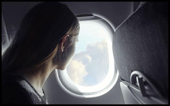 <p>U&ccedil;aklarda iniş ve kalkışlarda perdelerin a&ccedil;ık tutulması gerektiğini bilirsiniz. Perdeler kapalı olursa, dışarıyı g&ouml;rmemiz engellenebileceği, hangi tarafın &ccedil;ıkış i&ccedil;in emniyetli olduğunu anlamak i&ccedil;in vakit kaybedileceğinden dolayı perdeler a&ccedil;ık tutuluyor.</p>
