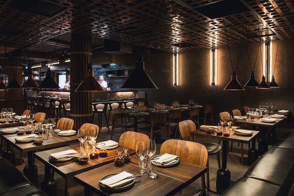 <p>İsveç'te Elite otelin içinde Kore, Japon ve İskandinav esintileri getirilerek bir tako restorant tasarlanmış. Mimarisi tamamen grafik hatlarla bezenmiş bir şaheser.</p>