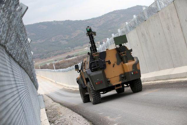 <p><strong>Sınır Güvenlik Sistemi</strong></p>
<p>Proje ile Türkiye-Suriye sınırının Hatay ili hattının Asi Nehri bölgesinde sınır güvenlik sistemini oluşturan gözetleme ve algılama sistemlerinin kurulumu ve komuta kontrol yazılımı ile entegrasyonu ve gerekli altyapı unsurlarının tesis edilmesi amaçlanıyor. 95 km.’lik Kırıkhan-Afrin hattına ve 35 km’lik Asi Nehri hattına sınır güvenlik sistemleri kurulumu yapılacak. Bu kapsamda Kırıkhan-Afrin hattının 40 km’lik kısmına MİDAS fiber optik algılama sistemi tamamlandı.</p>