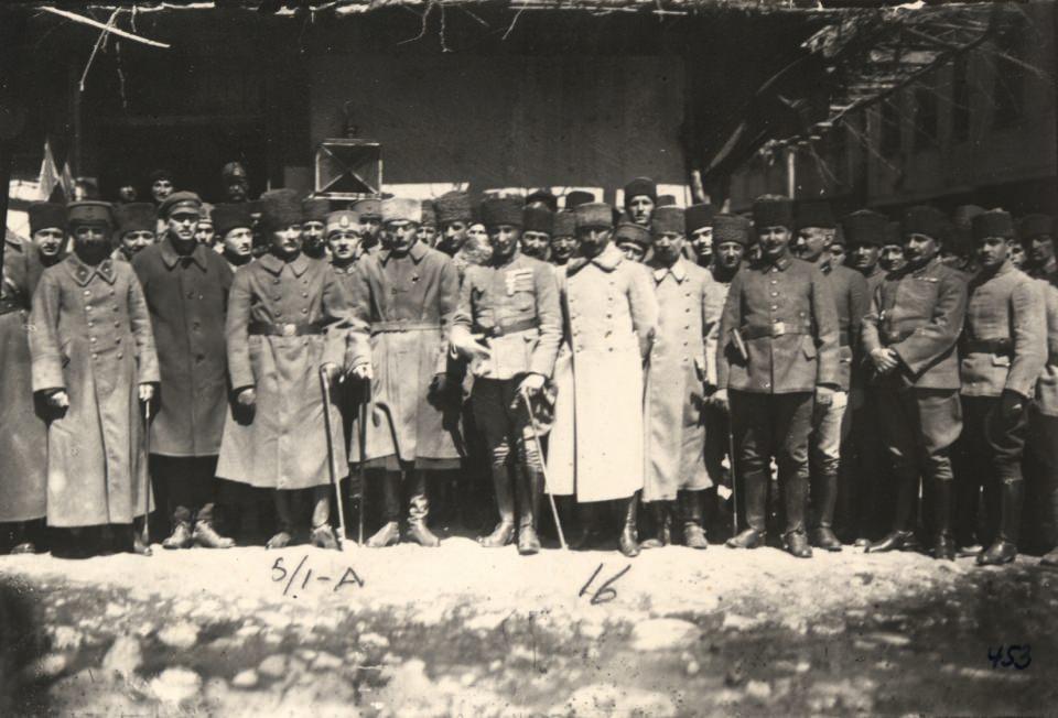 <p>Atatürk'ün harekatın siklet merkezi olarak nitelendirilen 1. Ordu'nun karargahında çekilen fotoğrafı</p>
