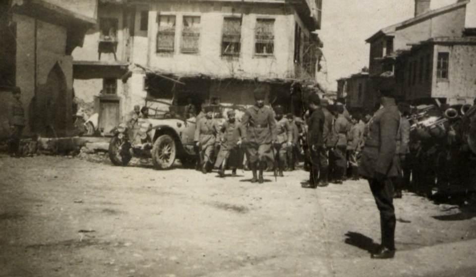 <p>Atatürk'ün Çay'da konuşlu olan ve harekatın siklet merkezi olarak nitelendirilen 1. Ordu'nun karargahında askeri bandoyla karşılanması</p>
