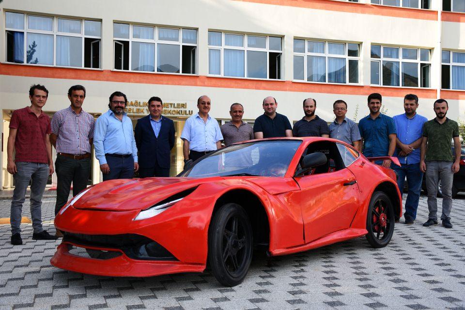 <p><strong>"Elektrikli ve alternatif enerjili araçları önemsiyoruz"</strong></p>

<p>Gümüşhane Üniversitesi Meslek Yüksekokulu Elektronik ve Otomasyon Bölümü Öğretim Görevlisi Ahmet Tahir Kalkışım, elektrikli otomobil TOMARA'nın kaportasının karbon fiber kompozitten yapıldığı söyledi.</p>

<p>Otomobilin 3 kilovat gücünde batarya ile çalıştığını aktaran Kalkışım, "Üzerinde 2,5 kilovat gücünde motor var. Seçilen pil büyüklüğü ile 2 saatte şarj oluyor, 180-210 kilometre arasından sürüş menzilimiz var. Otonom sürüşe sahip aracımızın maksimum hızı 110 kilometredir. Araç, direksiyona bağlı mekanik tahrikli step motoru ve frene bağlı servo motoruna sahip." dedi. </p>
