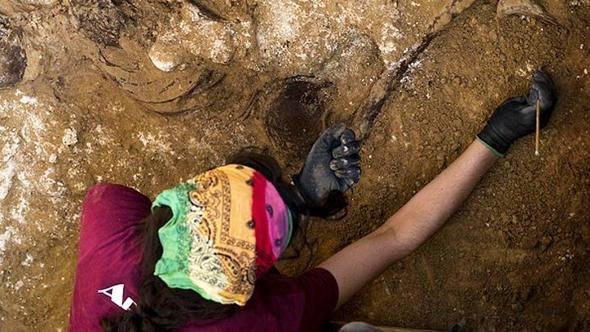 <p>İspanya'da adli antropologlar, ülkenin doğusundaki Valensiya kentinde yaptıkları çalışmada eski diktatör Franco rejimi döneminde idam edildiği öngörülen 100 kişinin gömülü olduğu bir toplu mezar buldu. </p>

