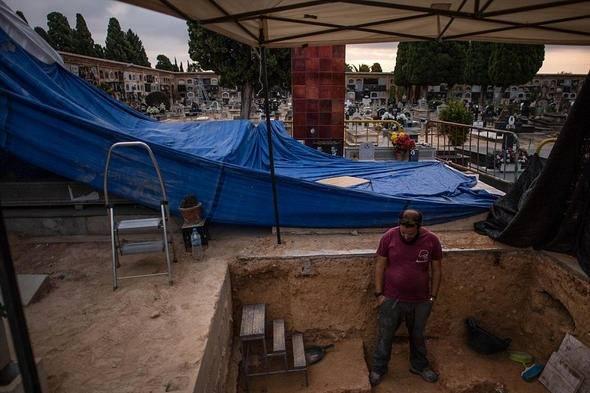 <p>Sosyalist h&uuml;k&uuml;metin bakanlar kurulunca aldığı s&ouml;z konusu kararının ardından Başbakan Yardımcısı Carmen Calvo, "Kararname, diktat&ouml;r Franco'nun kalıntılarının savaşın kurbanlarının yattığı yerden &ccedil;ıkarılmasına izin verecek" demişti.</p>
