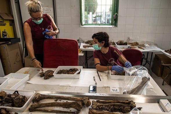 <p><strong>33 BİN KİŞİNİN DE MEZARI BULUNUYOR</strong></p>

<p>Franco'ya bağlı milliyet&ccedil;ilerle cumhuriyet&ccedil;iler arasında 1936'dan 1939'a kadar yaşanan İspanya İ&ccedil; Savaşı'nda hayatını kaybeden 33 bin kişinin de g&ouml;m&uuml;l&uuml; olduğu Valle de los Caidos, başkent Madrid'in 60 kilometre kuzeybatısında bulunuyor.</p>
