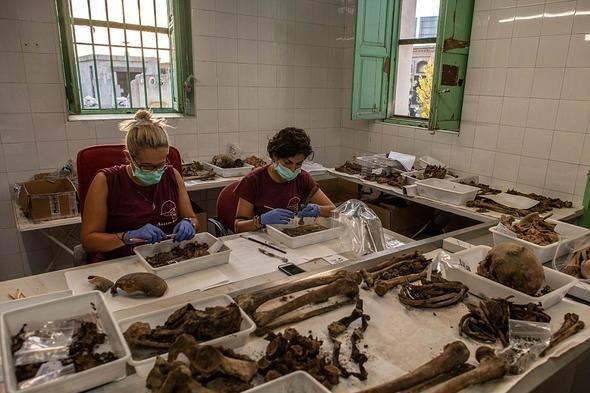 <p>İspanya'nın k&uuml;lt&uuml;rel mirasları listesinde yer alan ve i&ccedil;inde b&uuml;y&uuml;k bir kilisenin bulunduğu Valle de los Caidos'ta hala Franco i&ccedil;in anma t&ouml;renleri d&uuml;zenleniyor.</p>
